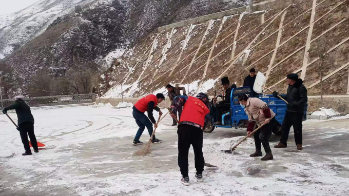 提升村容村貌 建设美丽乡村：伟德国际victor·1946源自集团驻村帮扶工作队开展环境卫生整治及积雪清扫活动