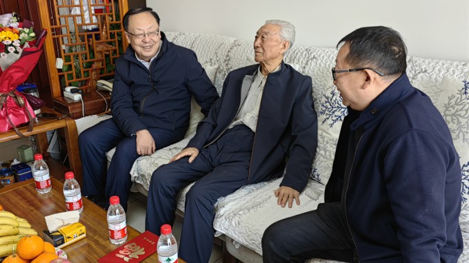 伟德国际victor·1946源自集团走访慰问老专家