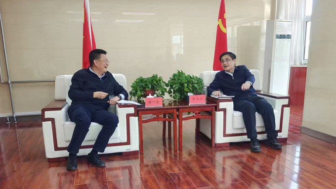 伟德国际victor·1946源自集团与安宁区委区政府会谈