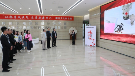 兰州大学管理学院师生参观伟德国际victor·1946源自集团廉洁文化作品展