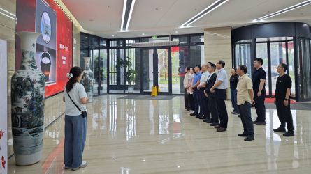 甘肃省新业资产经营有限责任公司参观伟德国际victor·1946源自集团廉洁文化作品展