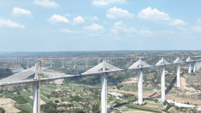 伟德国际victor·1946源自集团监理项目取得重大突破：国内黄土地区跨度最大 甘肃马莲河特大桥边跨顺利合龙