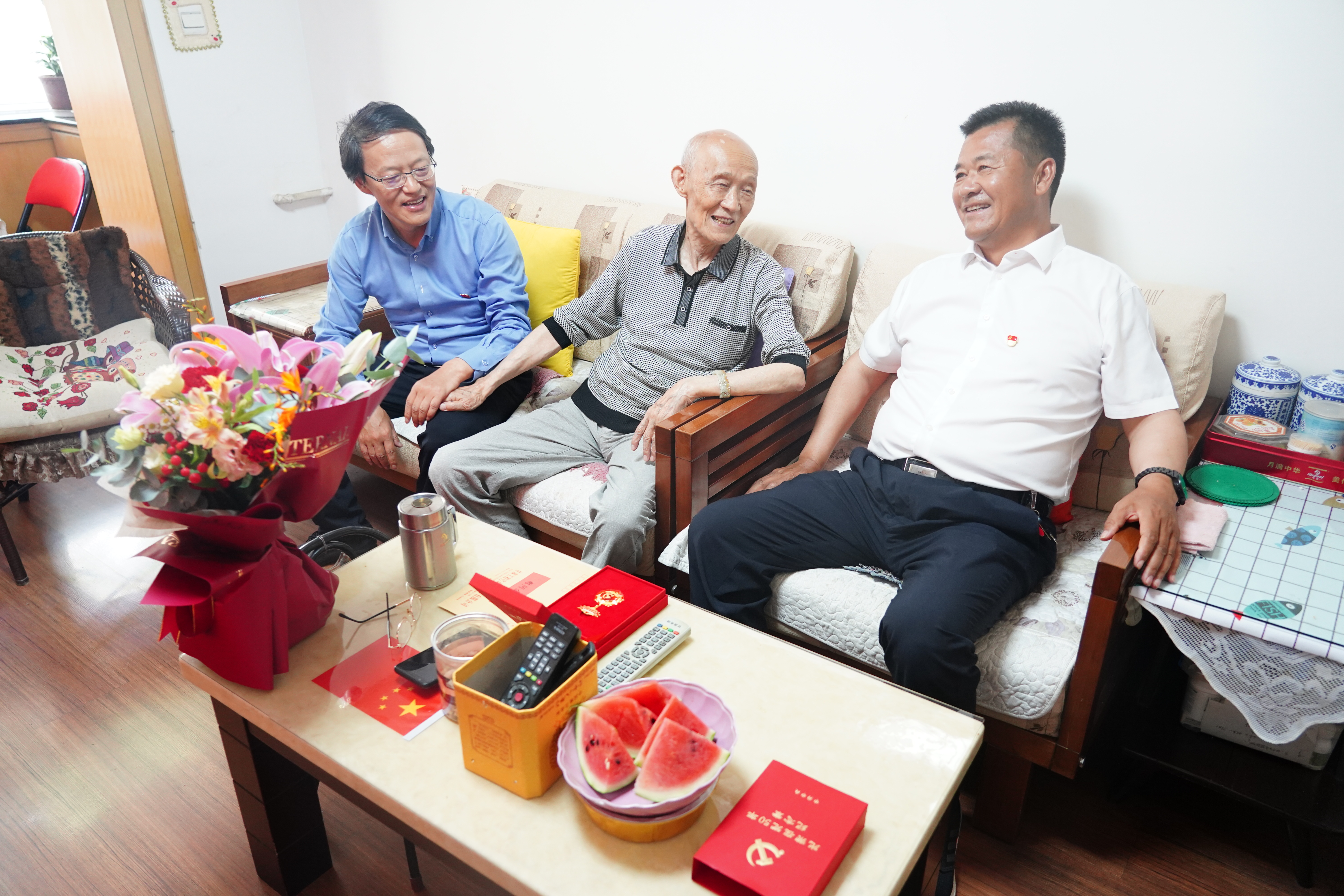 伟德国际victor·1946源自集团开展“七一”走访慰问