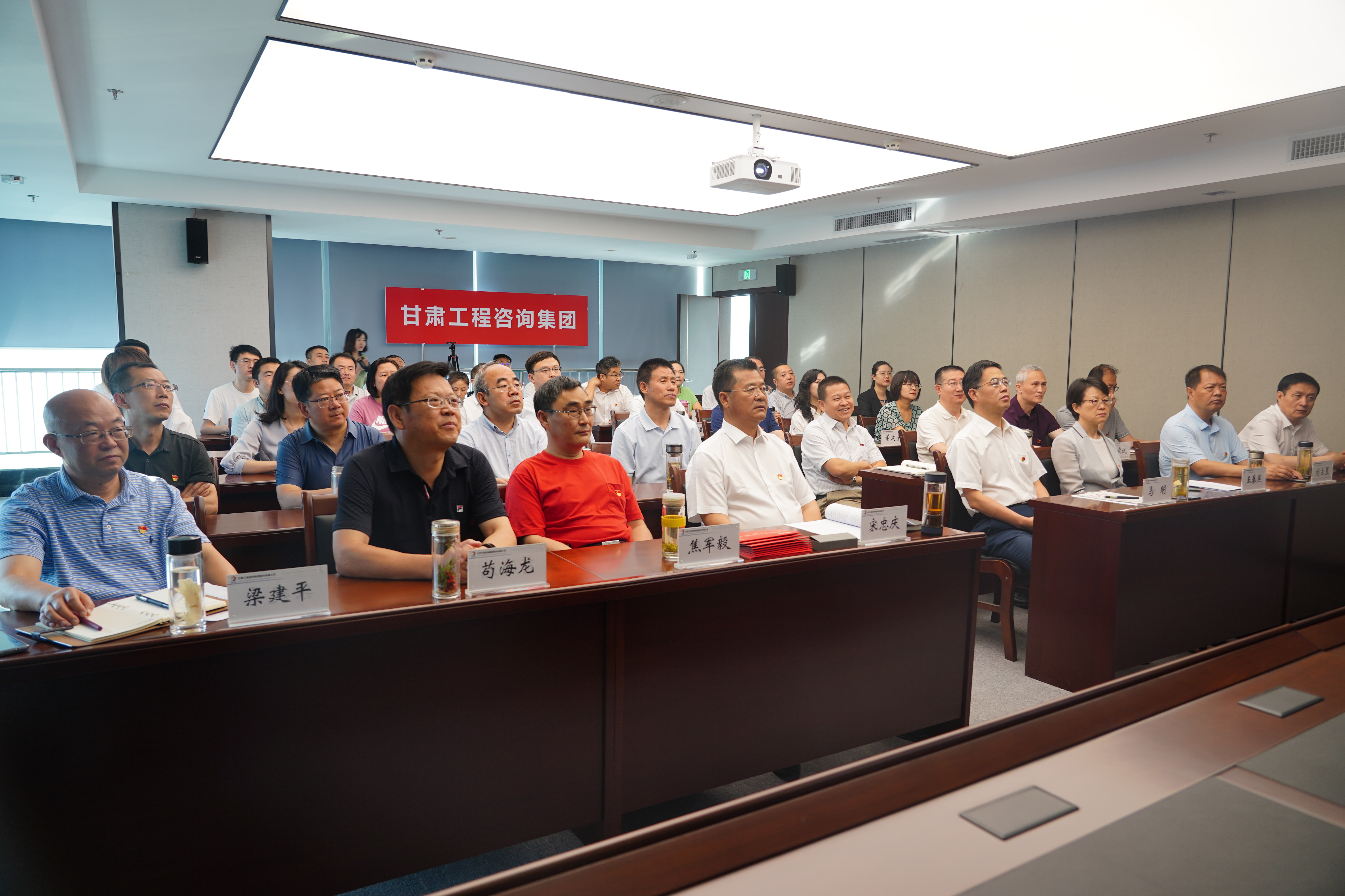 伟德国际victor·1946源自集团干部职工收听收看庆祝中国共产党成立100周年大会直播盛况