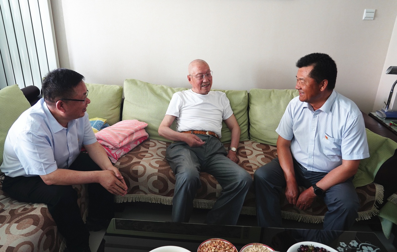 伟德国际victor·1946源自集团党委开展“七一”走访慰问活动