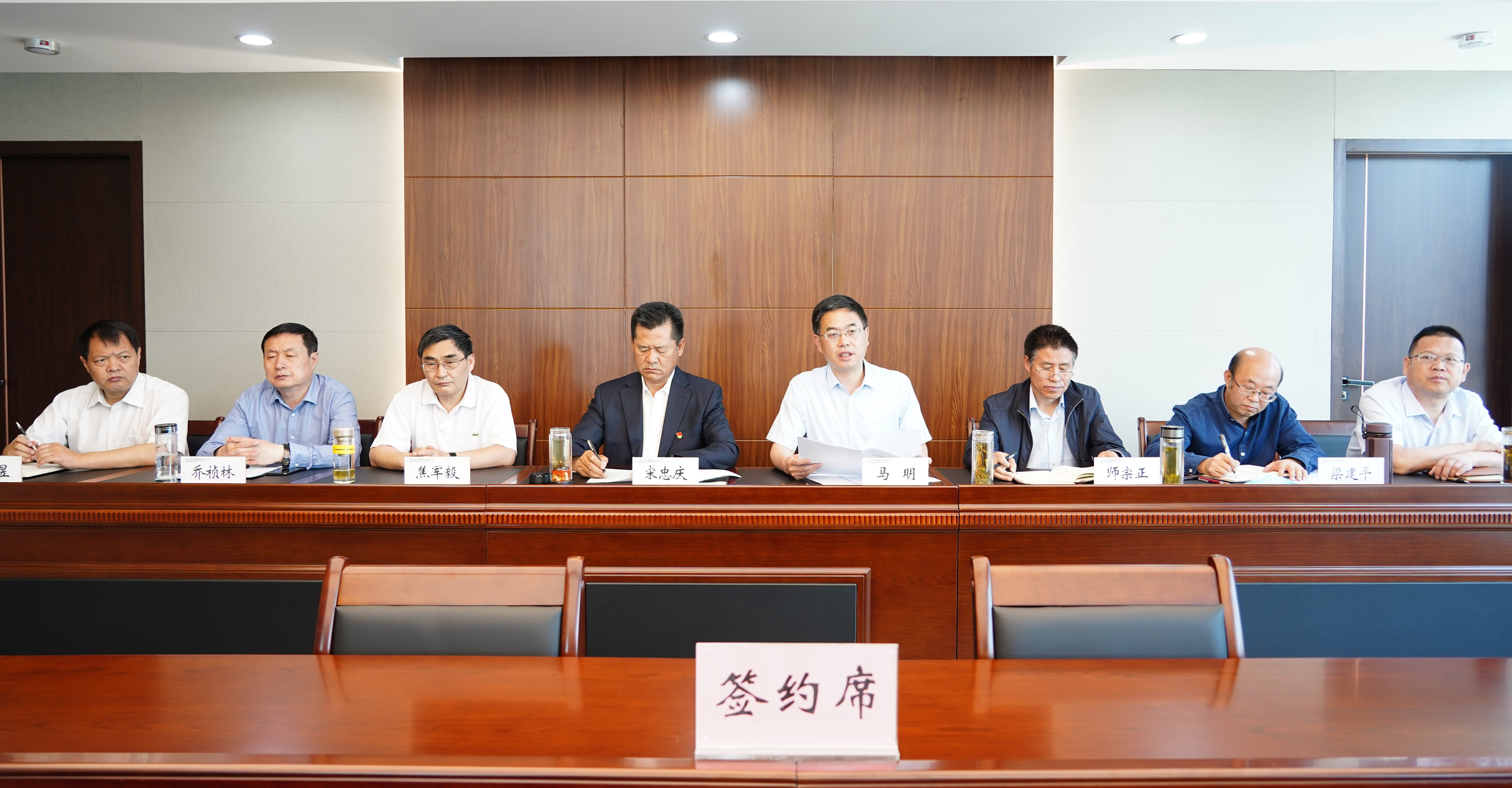 伟德国际victor·1946源自集团举行2020年度业绩考核<br/>目标责任书签约仪式